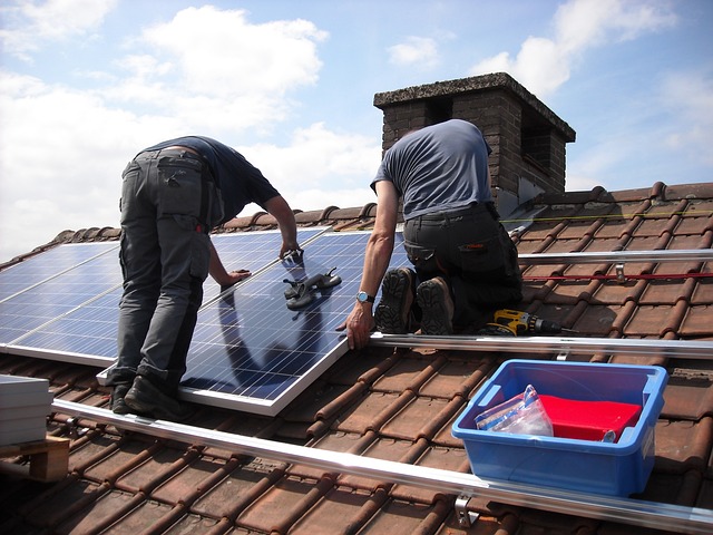 Zonnepanelen op dak installeren